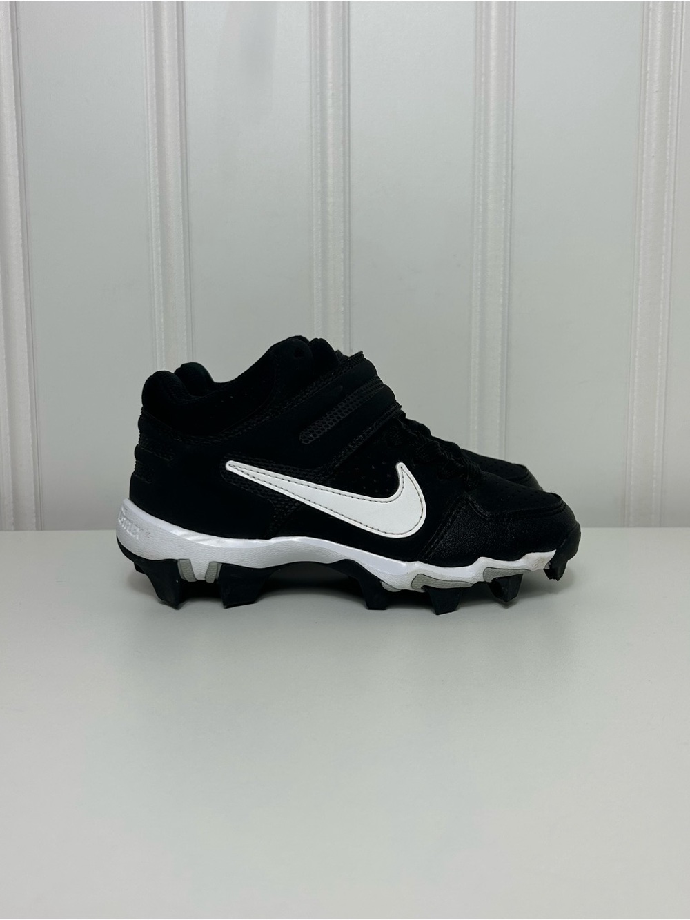 Nike alpha huarache varsity mid baseball cleats Black and White kids 13